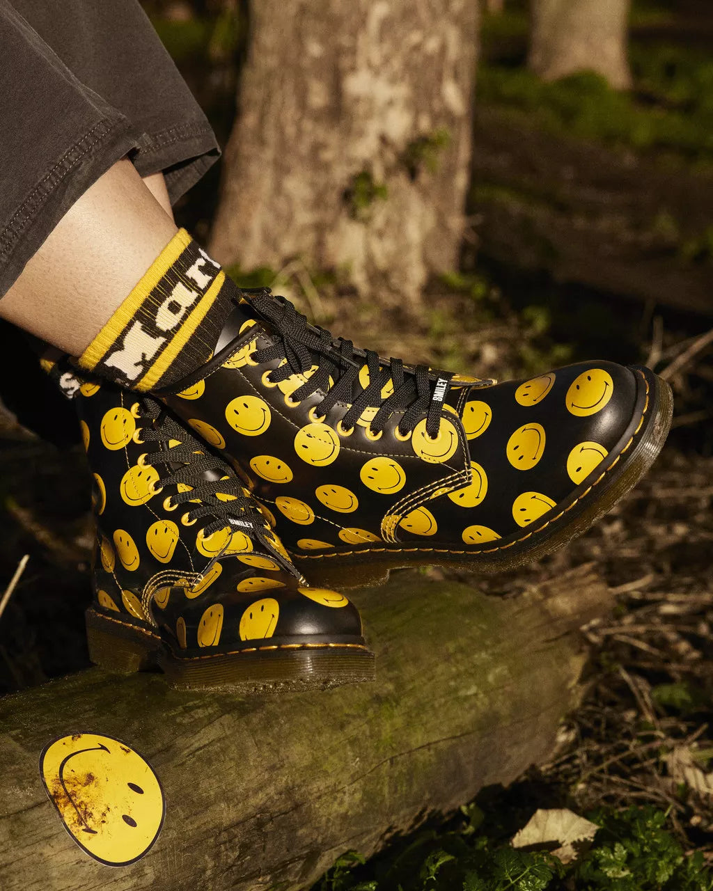 DR MARTENS 1460 SMILEY&reg;&nbsp;SMOOTH LEATHER BOOTS