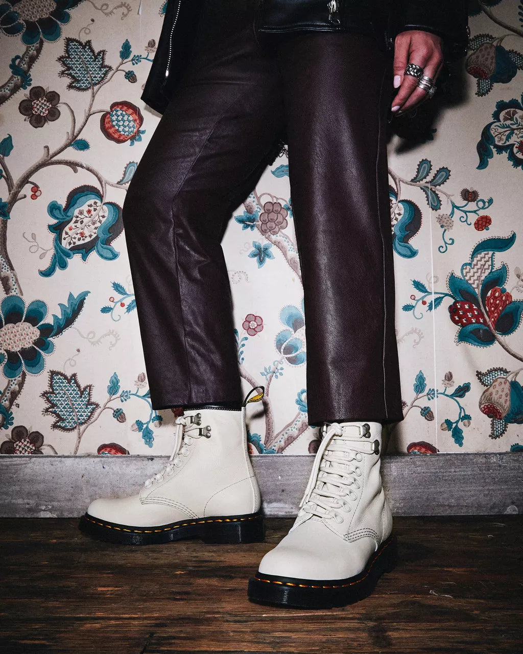 DR MARTENS 1460 Leather Boots HDW